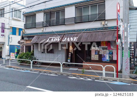 下北沢(シモキタ)の住宅街に昔からある伝説的なジャズバー 124625183
