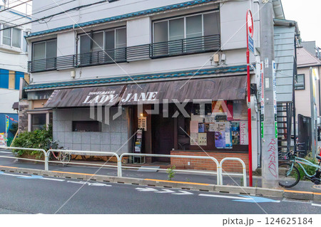 下北沢(シモキタ)の住宅街に昔からある伝説的なジャズバー 124625184