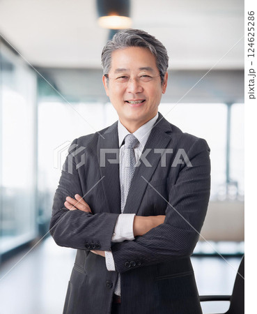 オフィスで撮影された笑顔の50代～60代のビジネスマンのポートレート 124625286