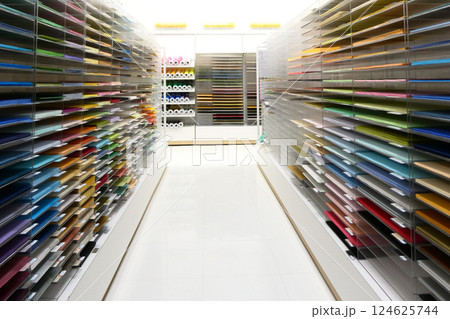 文具店の色とりどりの美しいカラー紙の棚 124625744