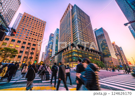 日本の東京都市景観帰宅を急ぐビジネスマンら…。大手町から大手町駅前の交差点などを望む。奥は丸の内 124626170