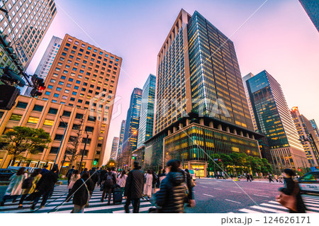 日本の東京都市景観帰宅を急ぐビジネスマンら…。大手町から大手町駅前の交差点などを望む。奥は丸の内 日本の東京都市景観帰宅を急ぐビジネスマンら…。大手町から大手町駅前の交差点などを望む。奥は丸の内 124626171