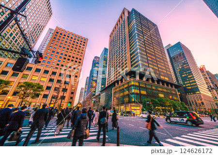 日本の東京都市景観帰宅を急ぐビジネスマンら…。大手町から大手町駅前の交差点などを望む。奥は丸の内 日本の東京都市景観帰宅を急ぐビジネスマンら…。大手町から大手町駅前の交差点などを望む。奥は丸の内 124626172