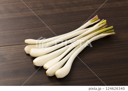 板の上に並べたエシャレット 124626340