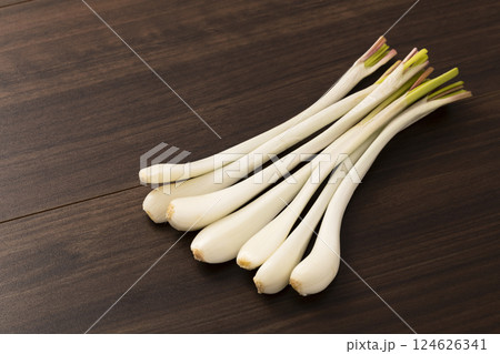板の上に並べたエシャレット 124626341