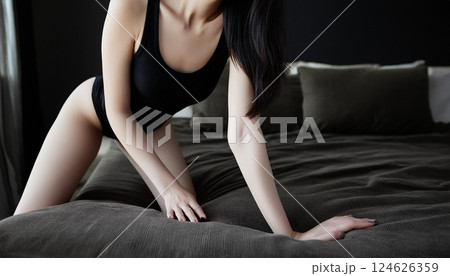 下着姿のセクシーな女性、女性のからだのイメージ	 124626359