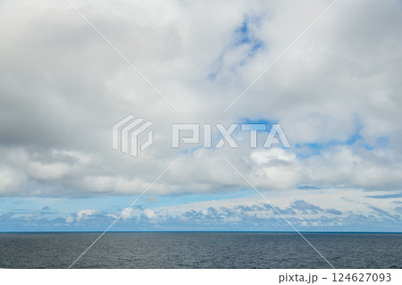 【夏～秋の大海原からの大空　空背景や空合成素材】 124627093