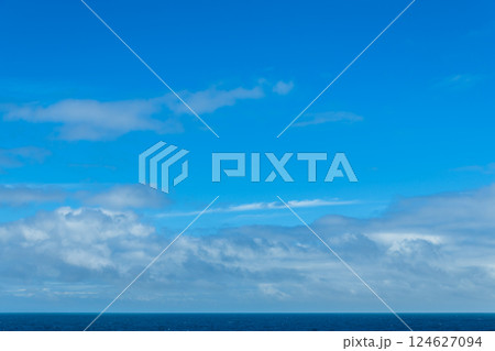 【夏～秋の大海原からの大空　空背景や空合成素材】 124627094