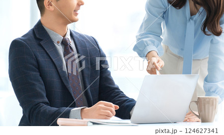 打ち合わせをする男女2人のビジネスマン 124627341