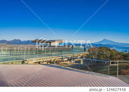 静岡市にある冬の晴れた日の朝の日本平夢テラス展望回廊から見た風景(静岡県) 124627438