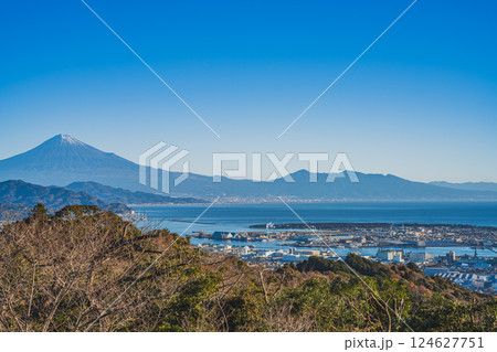 静岡市にある冬の晴れた日の朝の日本平の風景(静岡県) 124627751