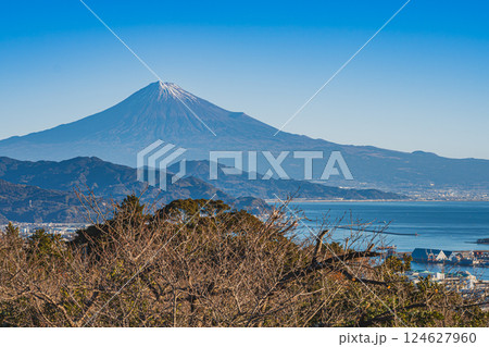 静岡市にある冬の晴れた日の朝の日本平の風景(静岡県) 124627960