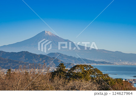 静岡市にある冬の晴れた日の朝の日本平の風景(静岡県) 124627964