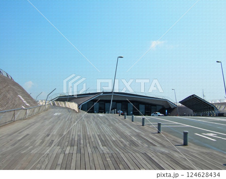 大桟橋。横浜の港風景。イラスト風の写真。 大桟橋。横浜の港風景。イラスト風の写真。 124628434