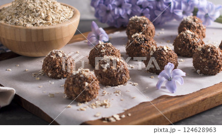 Homemade energy balls 124628963