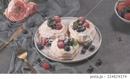 Small pavlova cakes Small pavlova cakes 124629174