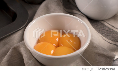 Egg tarts home production ingredients Egg tarts home production ingredients 124629498