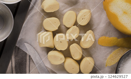 Egg tarts home production ingredients Egg tarts home production ingredients 124629527