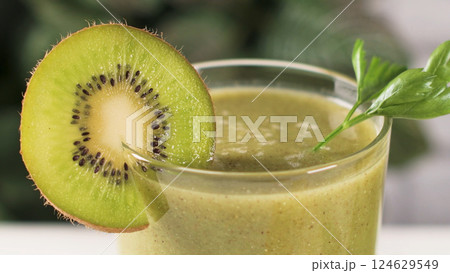 Green vegetable smoothie 124629549