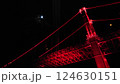 ライトアップされた深紅の吊り橋と月 124630151