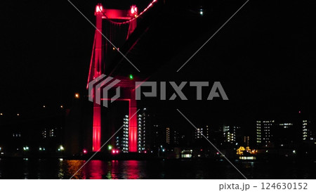 街の中にあるライトアップされた強大な橋 124630152