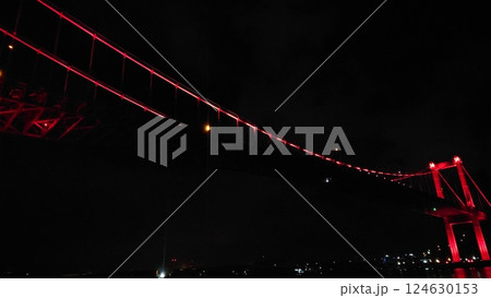 真暗な夜空にかかる深紅のライン 124630153