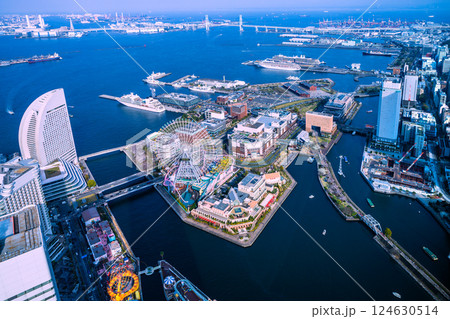 日本の横浜都市景観3船・初入港した新港ふ頭のシーボーン・クエストや飛鳥Ⅱ、ノールダムなどを望む 124630514