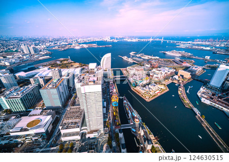 日本の横浜都市景観3船・初入港した新港ふ頭のシーボーン・クエストや飛鳥Ⅱ、ノールダムなどを望む 124630515
