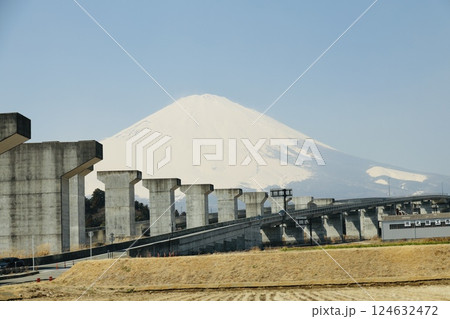 橋脚と冠雪した富士山 124632472