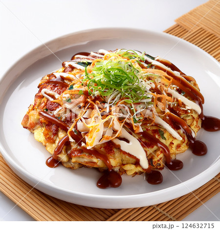 皿に盛ったお好み焼き 124632715