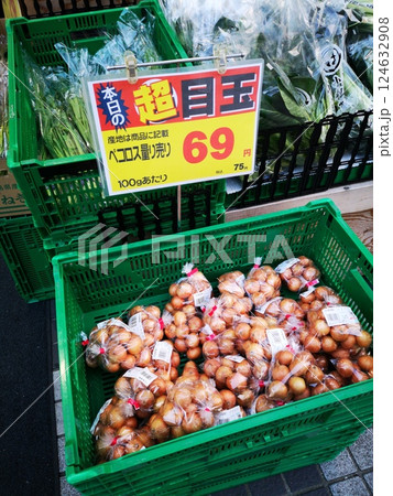 スーパーで売られているペコロス 124632908