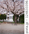 公園の桜の下の自転車 124633396