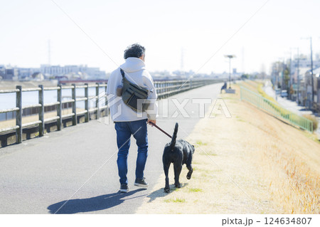 犬を散歩する男性 124634807