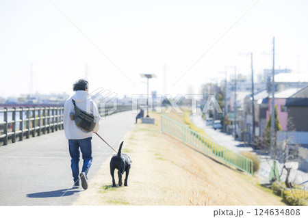 犬を散歩する男性 124634808
