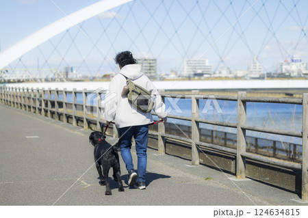 犬を散歩する男性 124634815