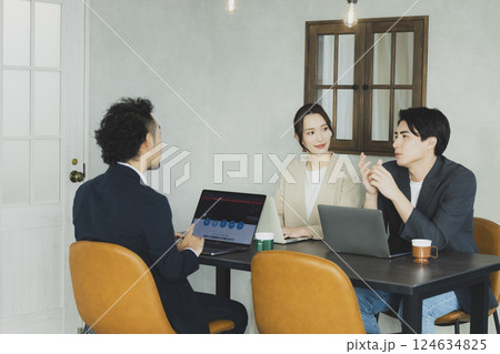 会議室でミーティングするビジネスマン 会議室でミーティングするビジネスマン 124634825