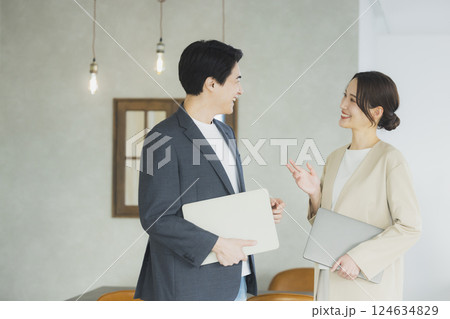 オフィスで働く男女 124634829