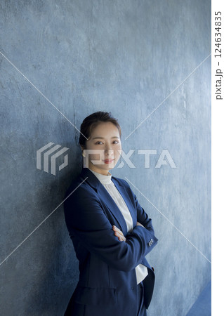 腕組みをする若い女性 腕組みをする若い女性 124634835