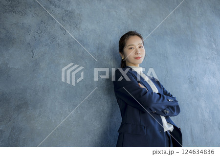 腕組みをする若い女性 124634836