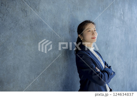 腕組みをする若い女性 124634837
