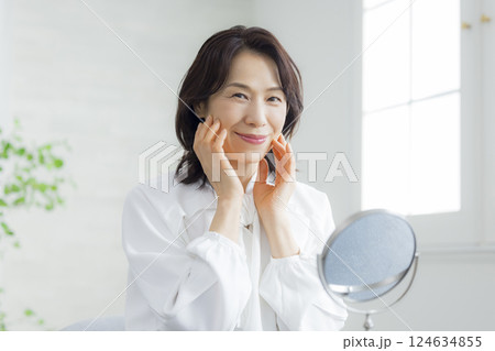 鏡を見るミドル女性  124634855