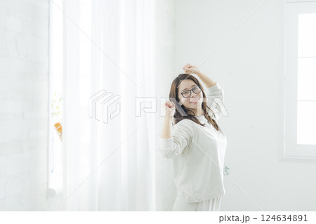伸びをする女性 124634891