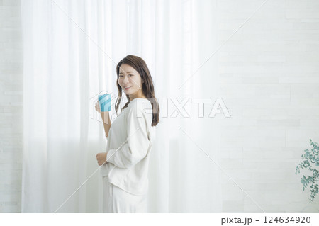部屋でコーヒーを飲む女性 124634920
