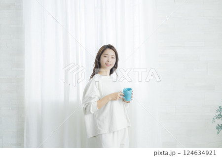 部屋でコーヒーを飲む女性 部屋でコーヒーを飲む女性 124634921