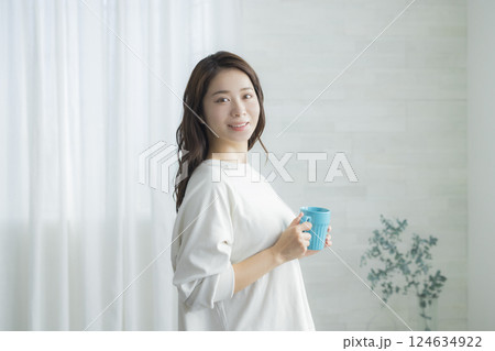 部屋でコーヒーを飲む女性 部屋でコーヒーを飲む女性 124634922