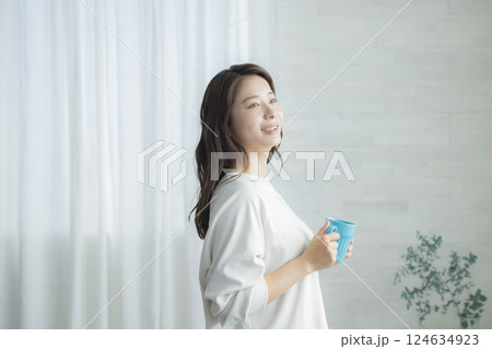 部屋でコーヒーを飲む女性 部屋でコーヒーを飲む女性 124634923