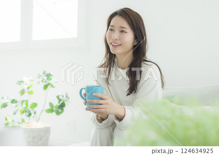 部屋でコーヒーを飲む女性 124634925