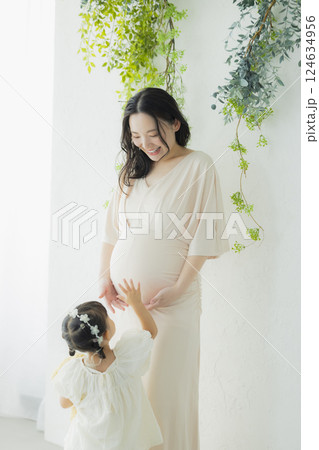 マタニティー　妊婦　マタニティーフォト 妊婦 マタニティフォトの写真素材 [124634956] - PIXTA
