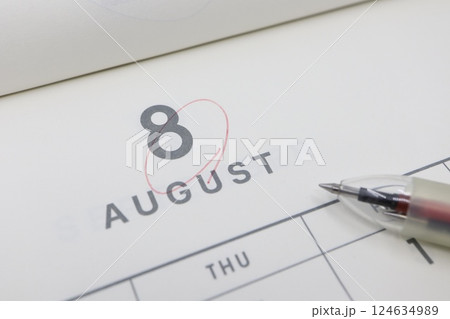 8月のカレンダーのクローズアップ 124634989