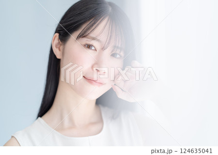 若い女性の美容コスメイメージ 若い女性の美容コスメイメージ 124635041